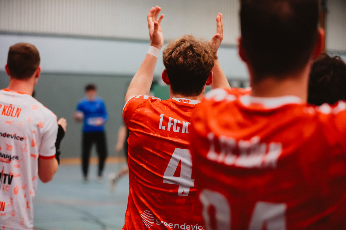 Handballer beim spiel klatschen in die Hände