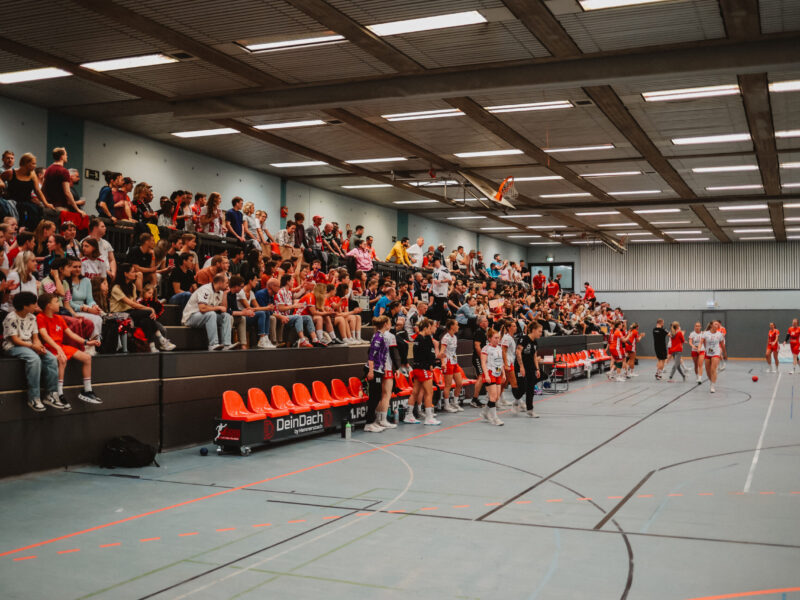 Volle Tribüne bei der Handball Saisoneröffnung