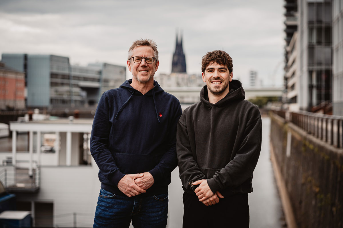 Stephan Schroeder und Tim Dichiser vor der Kölner Skyline, Dom im Hintergrund